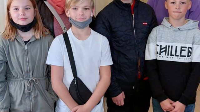 skolēni dzīvnieku patversmē