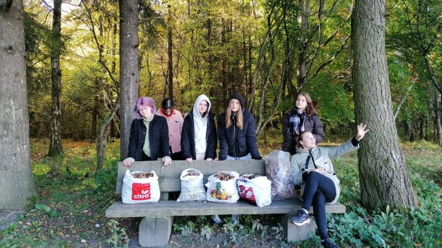 skolēni ar salasīto čiekuru maisiem