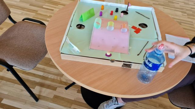 skolēni izgatavo mini golfu