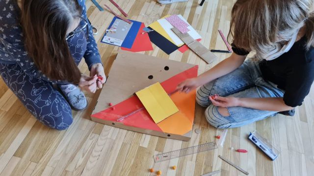 skolēni izgatavo mini golfu