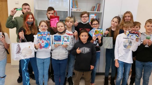 bērni ar spēlēm, kuras dāvinās