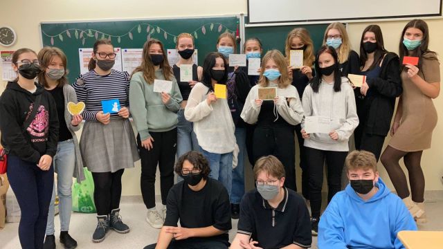 bērni ar apsveikuma kartiņām