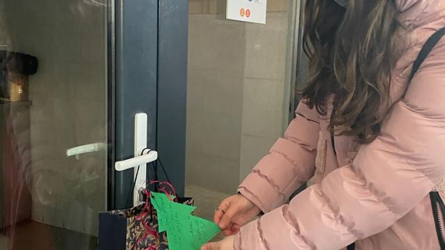 atstāj pie durvīm dāvanu