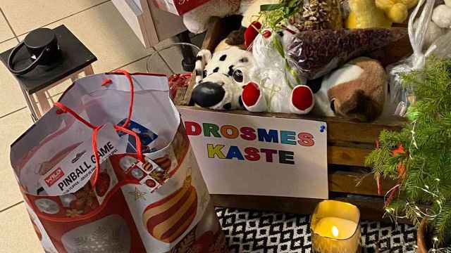 drosmes kastes dāvanas