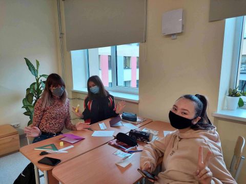 meitenes rāda emocijas par paveikto darbu