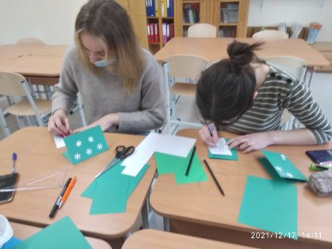 meitenes izgatavo apsveikuma kartiņas