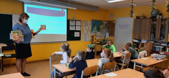 skolotāja iepazīstina ar grāmatām