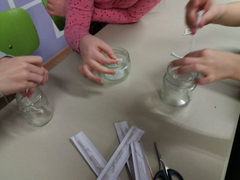 bērni gatavojas liet sveces