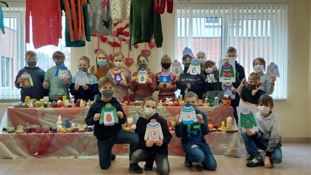 bērni ar zīmētiem džemperiem