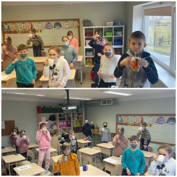 bērni dzer siltu tēju