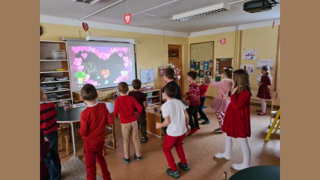 pirmsskolēni dejo