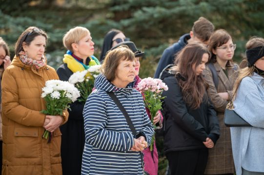 skolēni klausās uzrunas