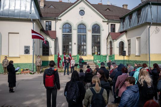 piemiņas vieta Saldus stacijā