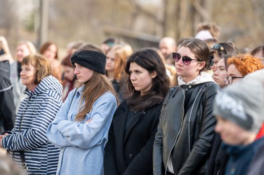 skolēni klausās uzrunas