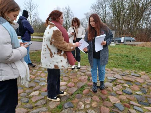 skolēni dodas spēlē