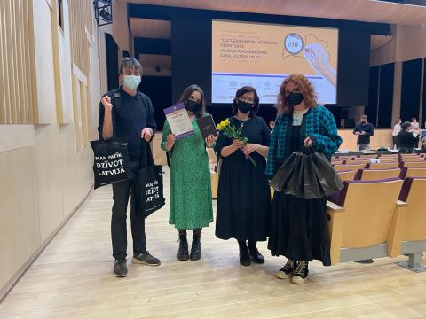 skolas komanda pēc apbalvošanas