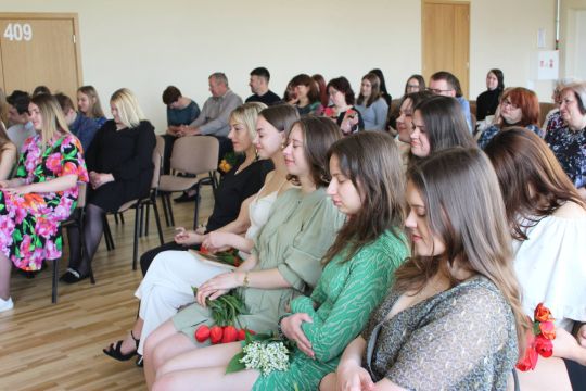 12.. acīm ciet ķer mirkļus