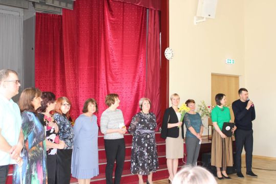 skolotaji saka pēdejo sveicienu