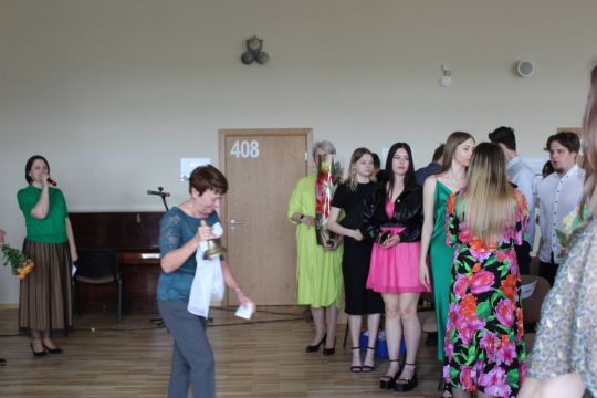 skolotāja Irēna Vāce iezvana Pēdejo zvanu