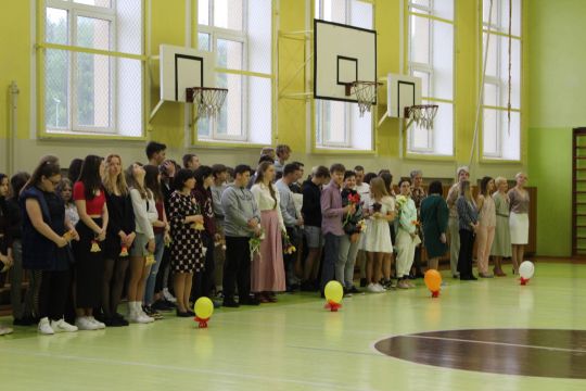 skolēni sapulcējusies zālē