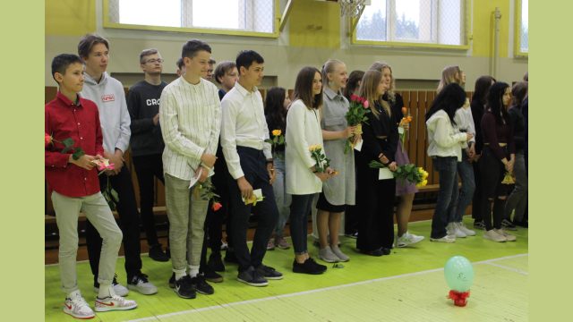 astoto klašu skolēni