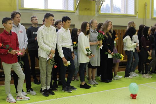 astoto klašu skolēni