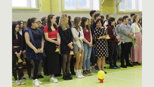 astoto klašu skolēni