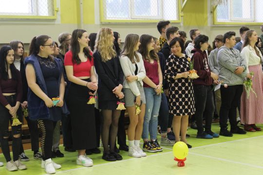 astoto klašu skolēni