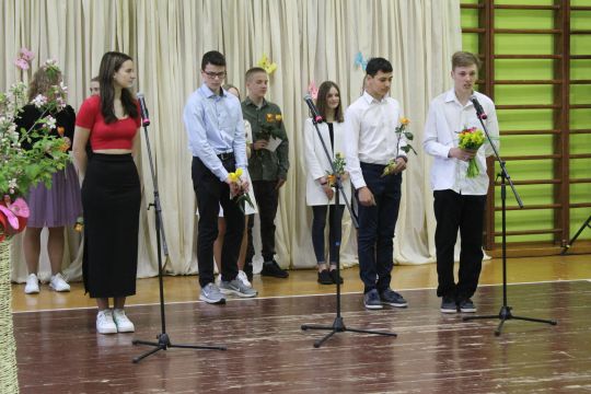 astoto klasu skolēni