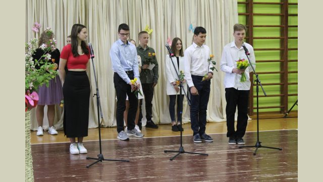 astoto klasu skolēni