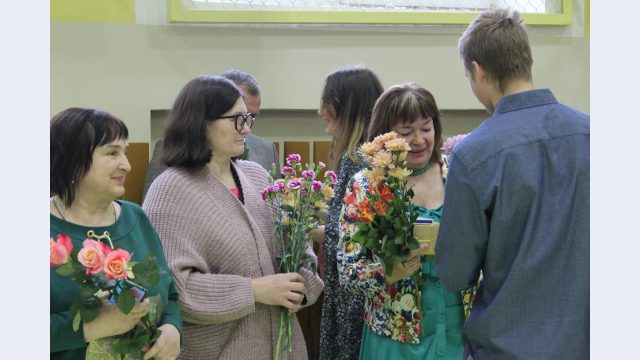 9.klases skolēni sveic skolotajus