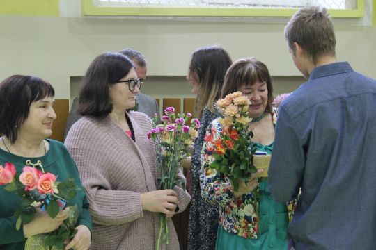 9.klases skolēni sveic skolotajus