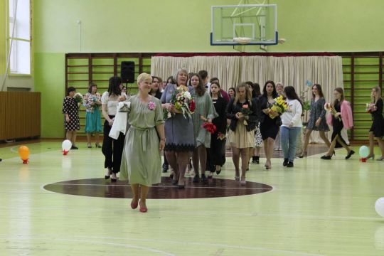 pēdejo zvanu uz stundu iezvana inita rulle