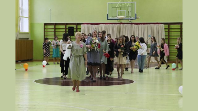 pēdejo zvanu uz stundu iezvana inita rulle
