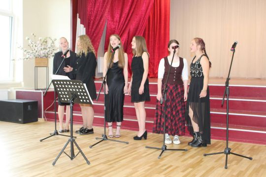 dzied 6.-8.klašu ansamblis