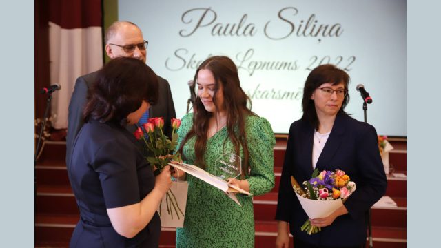 balvas ieguvēju sveic skolotāja