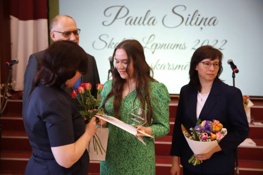 balvas ieguvēju sveic skolotāja