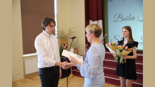 Harijs saņem balvu