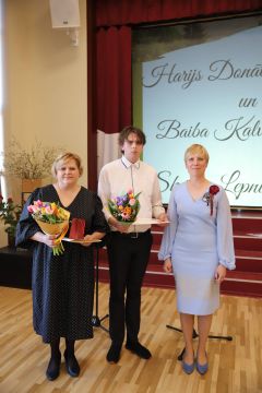 skolotaja Baiba ar Hariju un direktori