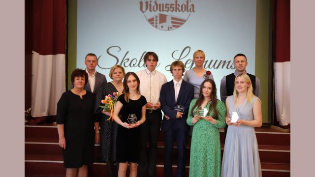 balvu saņēmēji ar balvu pasniedzējiem
