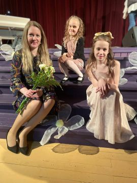 skolotāja Anita ar solistēm