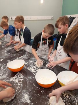 bērni mīca maizes mīklu