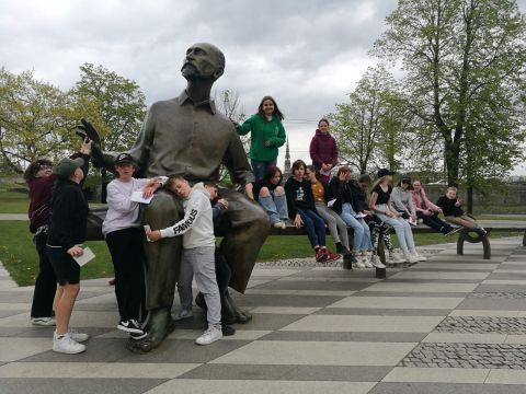 pie pieminekļa poze skolēni