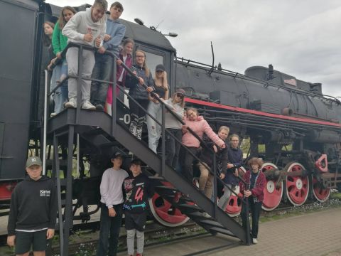 skolēni uz lokomotīves