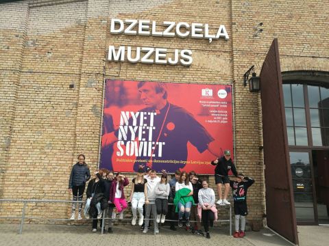 skolēni pie dzelzceļa muzeja