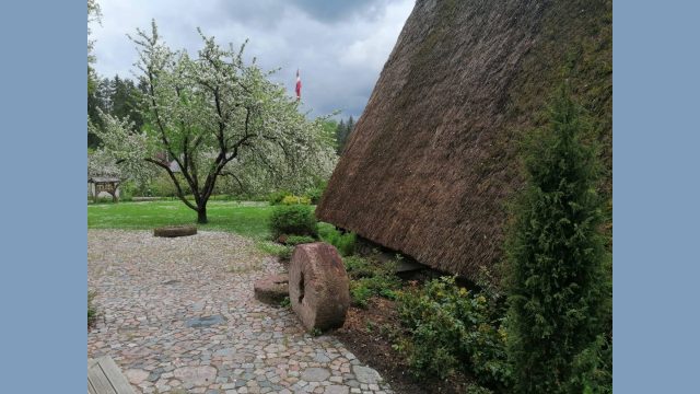 "Dzirnakmeņī"