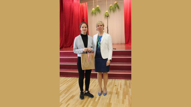 8.b klases skolniece