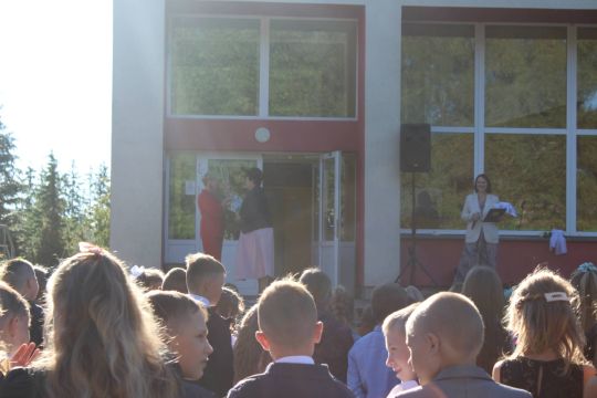 Saldus domes pr.vietniece Inta Vanaga sveic skolas direktori Ingu Mankus.