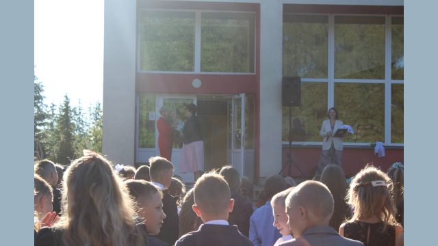 Saldus domes pr.vietniece Inta Vanaga sveic skolas direktori Ingu Mankus.