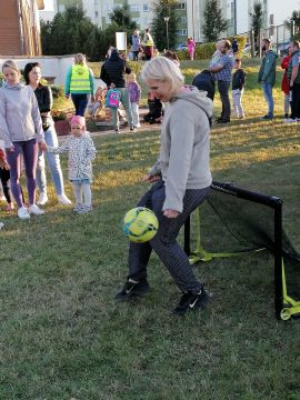 Sieviete spēle bumbu